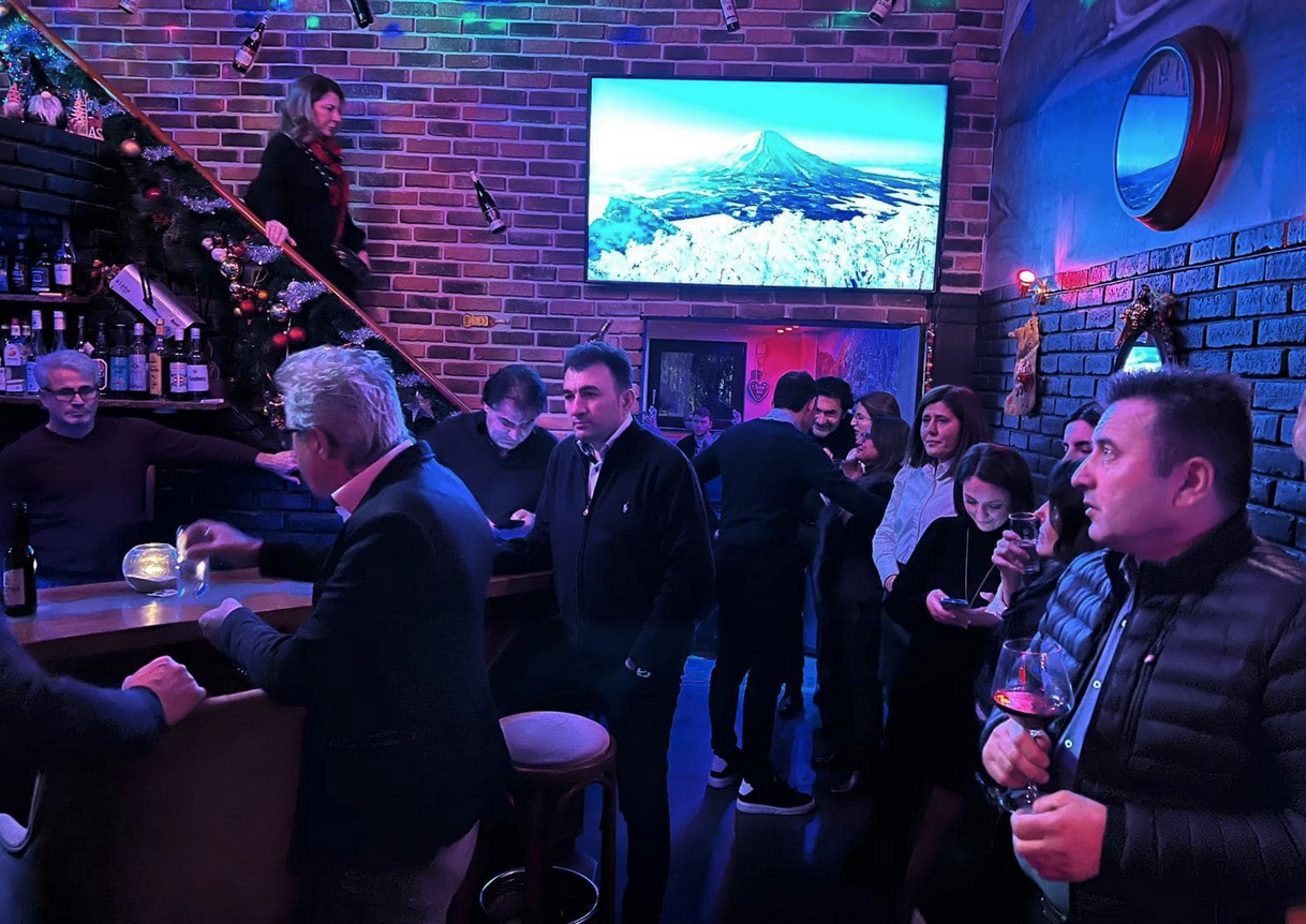 ATIYAB  Asım Çalışkan ın mekanında Yıl sonu yorgunluğu attı