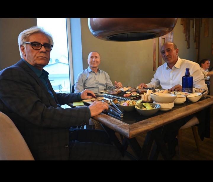 Atiyab Ticaret ve Yatirim Birligi, The Meat.ing Table-BBQ-House'de.