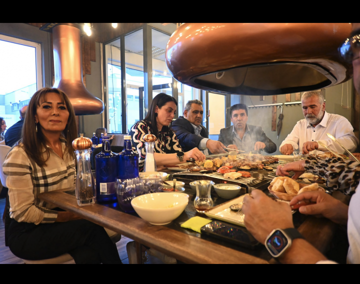 Atiyab Ticaret ve Yatirim Birligi, The Meat.ing Table-BBQ-House'de.