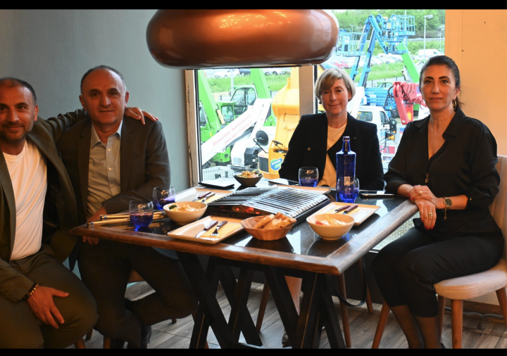 Atiyab Ticaret ve Yatirim Birligi, The Meat.ing Table-BBQ-House'de.