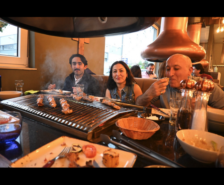 Atiyab Ticaret ve Yatirim Birligi, The Meat.ing Table-BBQ-House'de.