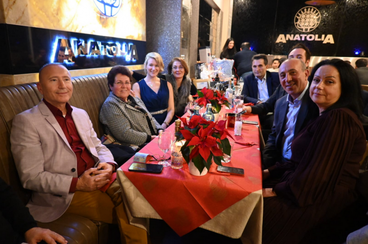 Atiyab Ticaret ve Yatirim Birligi, Anatolia Restaurant-Off'da.