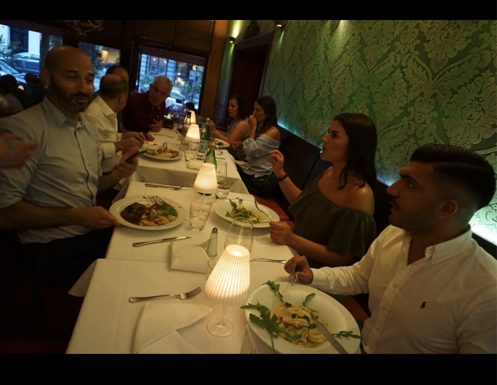 Atiyab Ticaret ve Yatirim Birligi, Il Gondoliere'de italienisch yiyor.