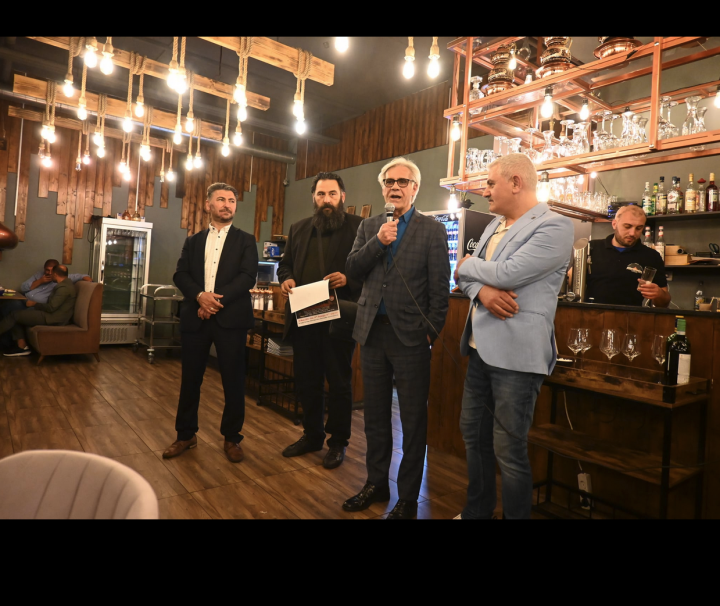 Atiyab Ticaret ve Yatirim Birligi, The Meat.ing Table-BBQ-House'de.