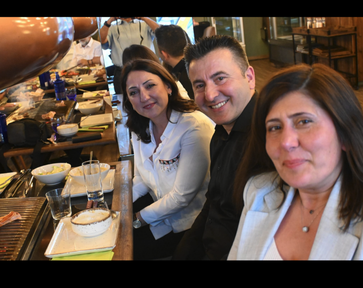 Atiyab Ticaret ve Yatirim Birligi, The Meat.ing Table-BBQ-House'de.