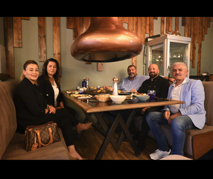 Atiyab Ticaret ve Yatirim Birligi, The Meat.ing Table-BBQ-House'de.