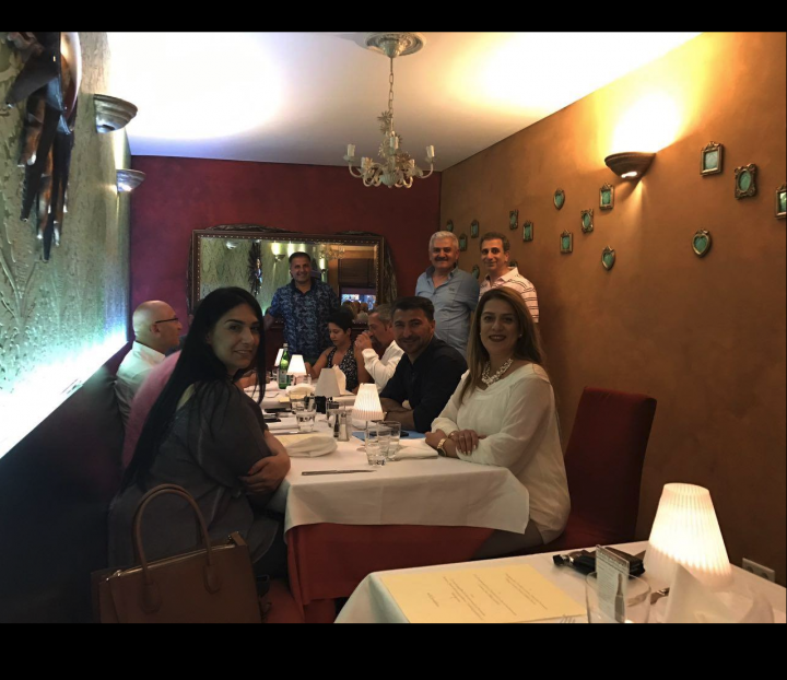 Atiyab Ticaret ve Yatirim Birligi, Il Gondoliere'de italienisch yiyor.