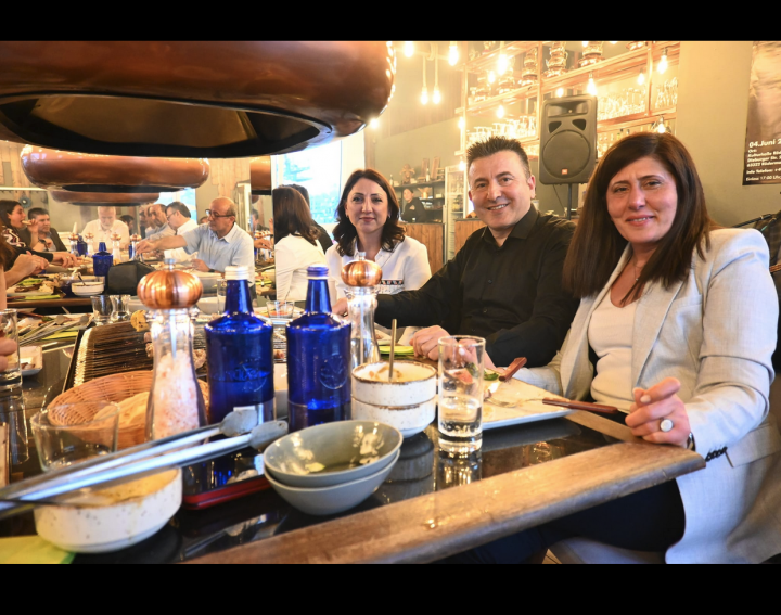 Atiyab Ticaret ve Yatirim Birligi, The Meat.ing Table-BBQ-House'de.