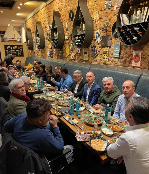 Pera Palas Restoran da  Fikir alışverişi