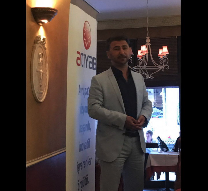 Atiyab Ticaret ve Yatirim Birligi, Il Gondoliere'de italienisch yiyor.